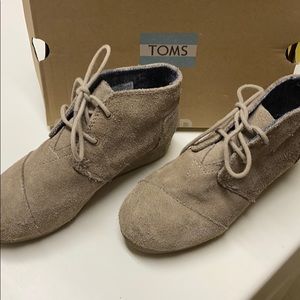 Toms Girls Desert Wedge Taupe Suede Size 1